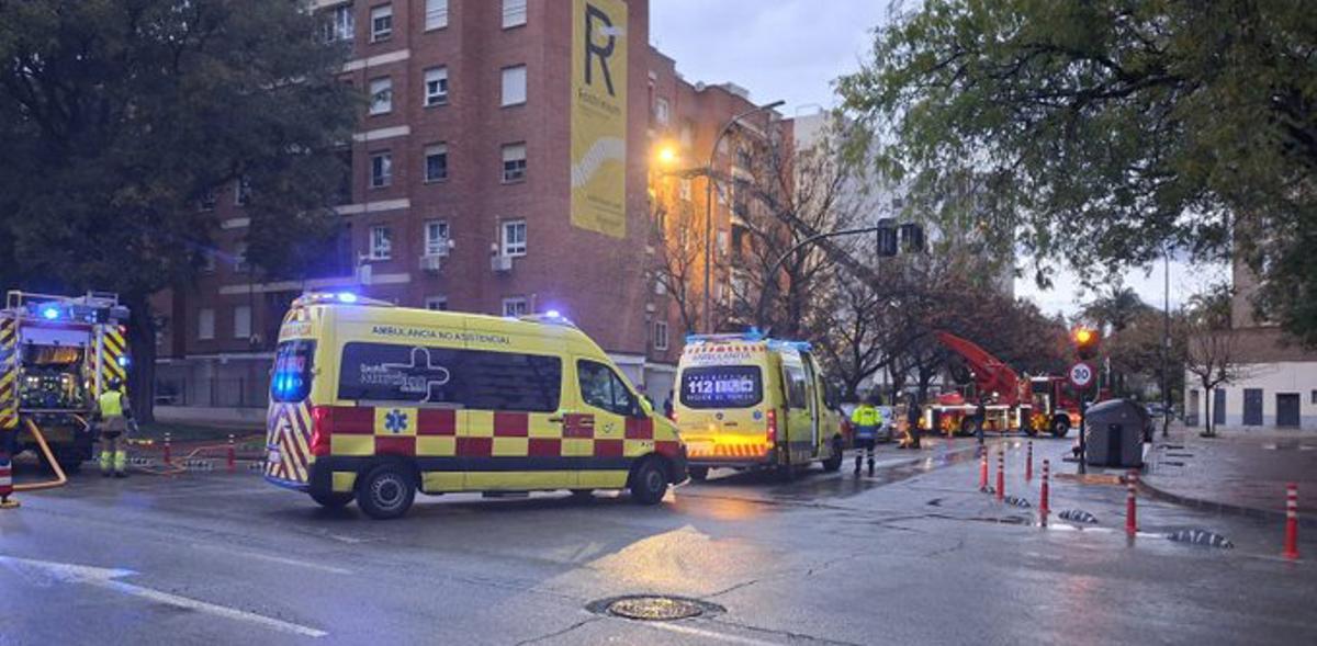 Servicios de emergencias en el incendio ocurrido esta madrugada en un tercer piso en el polígono Infante Juan Manuel de Murcia