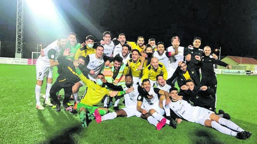 Los jugadores del Ribadumia festejan el triunfo en el campo del Miengo.