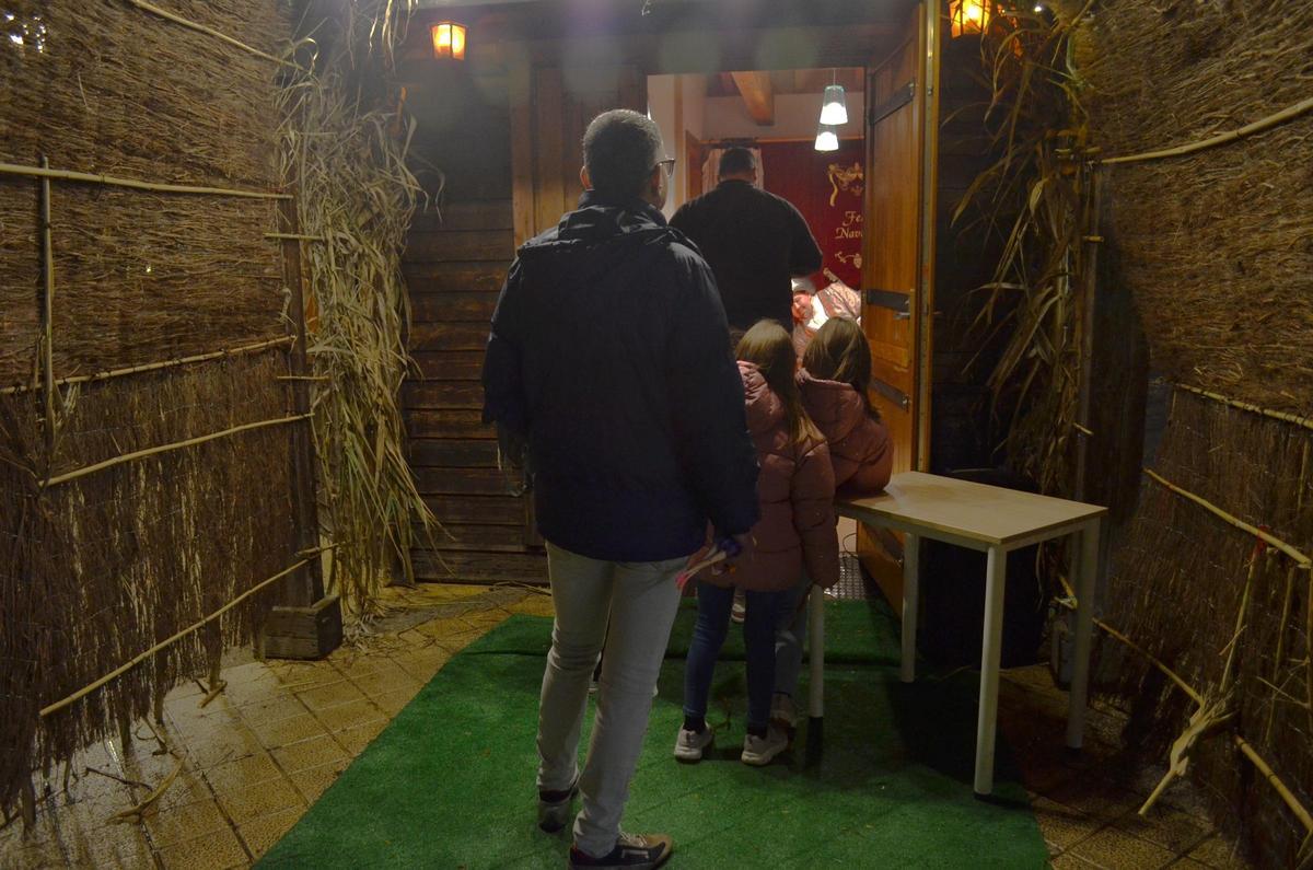 Cola para entrar a ver al paje real esta tarde.