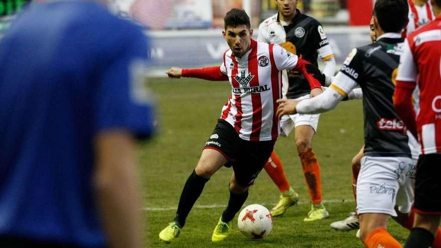 Carlos Ramos trata de avanzar con el balón, ayer.