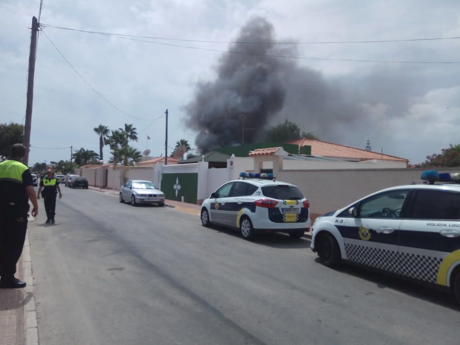 Intervención de los bomberos en la calle Pío Baroja de Torrevieja