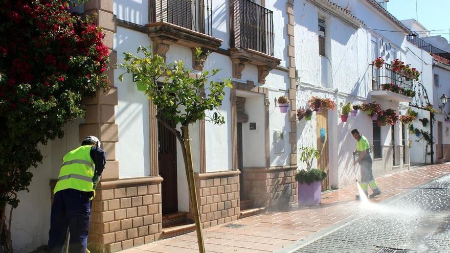 Estepona baldea las calles del casco histórico en Semana Santa con aroma de azahar