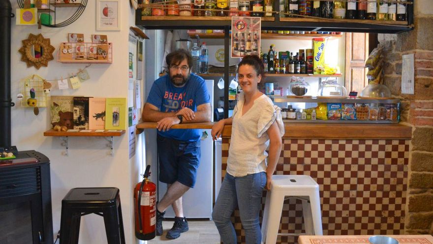Un pequeño gran bar tienda en la Güeria de Urbiés: &quot;Buscábamos una vida más tranquila y ser nuestros propios jefes&quot;
