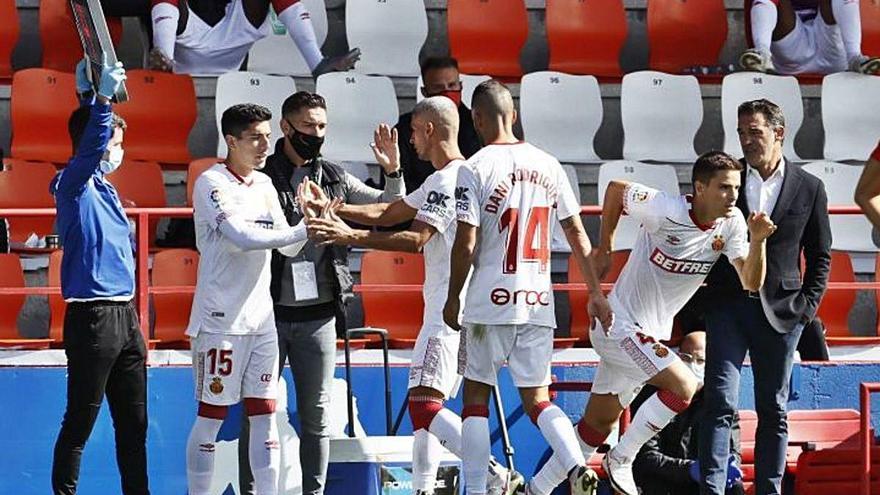 Chando saluda els jugadors del Mallorca després d&#039;una substitució al camp del Lugo.