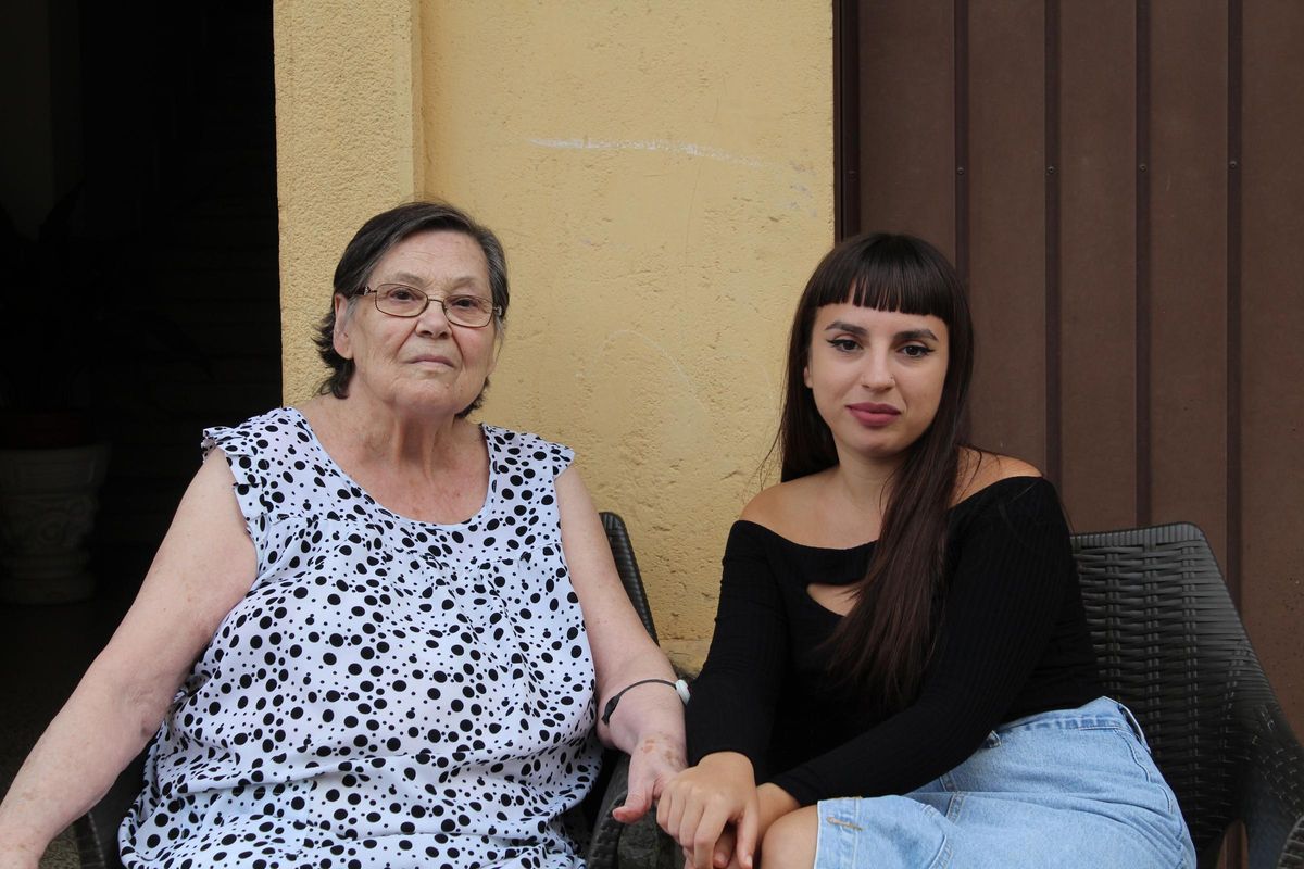 Alba y su abuela Mila en la puerta de su casa de Burjassot.