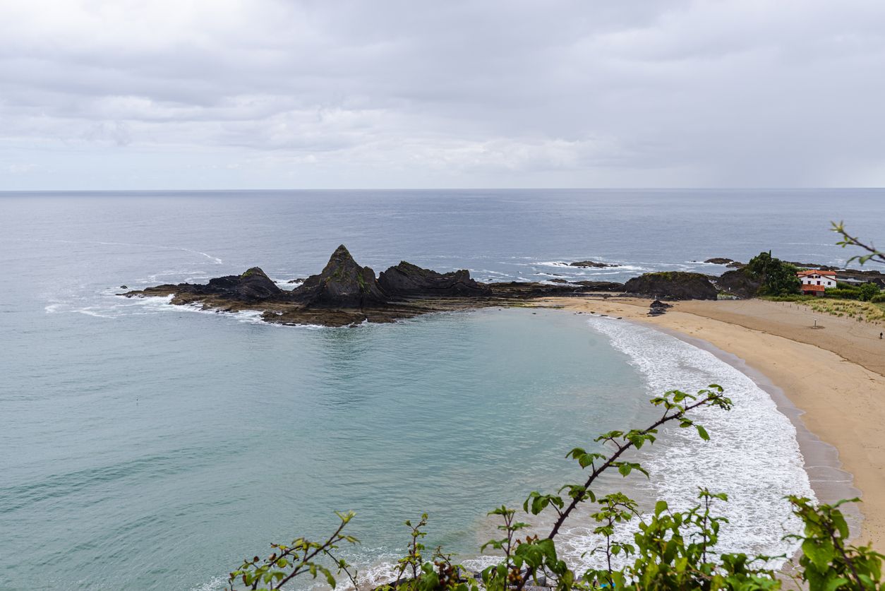 La playa de Saturrarán, con los dos peñones de los amantes al fondo