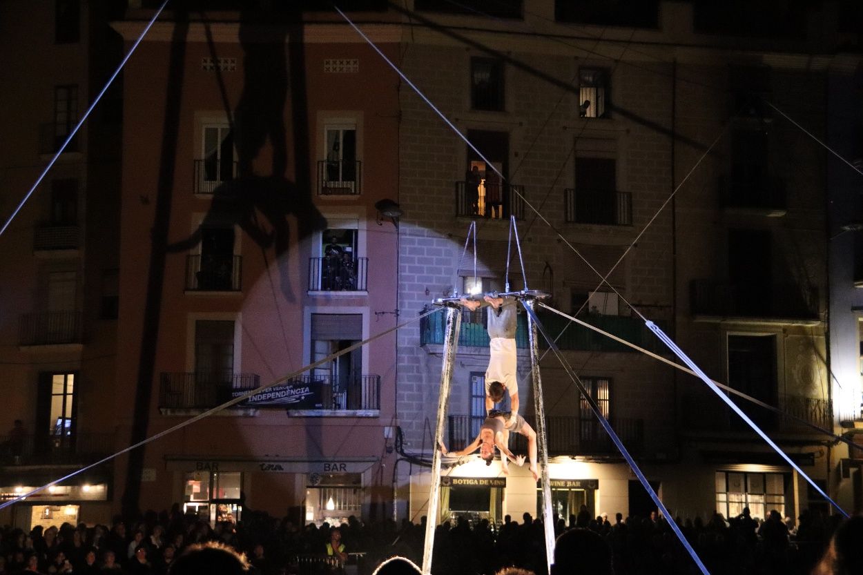 Expectació a plaça Major per veure l'espectacle inaugural de la Fira Mediterrània de Manresa