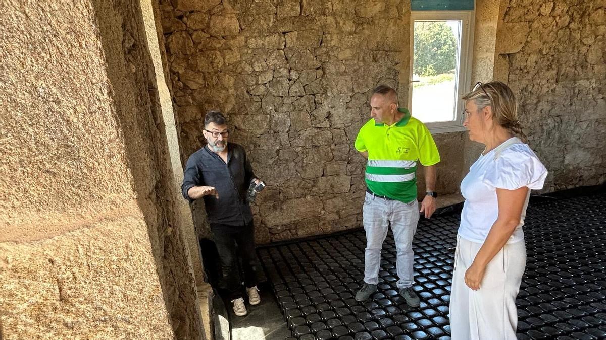 La alcaldesa, Paula Fernández, visitó el inicio de las obras de Centro TIC de Cortegada en Silleda.