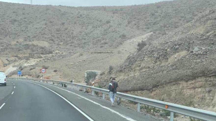 Un hombre camina por la GC-1