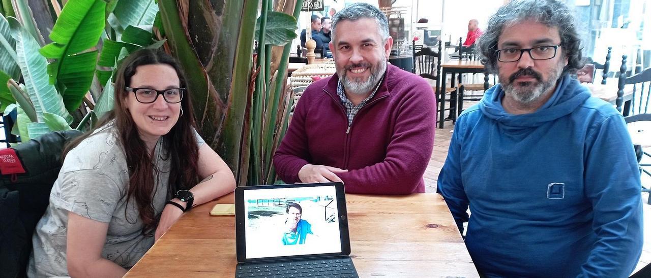 Leticia Crespillo, Javier González y Miguel Ángel Rivas, con una foto de Francisco (Pancho) García Gómez.