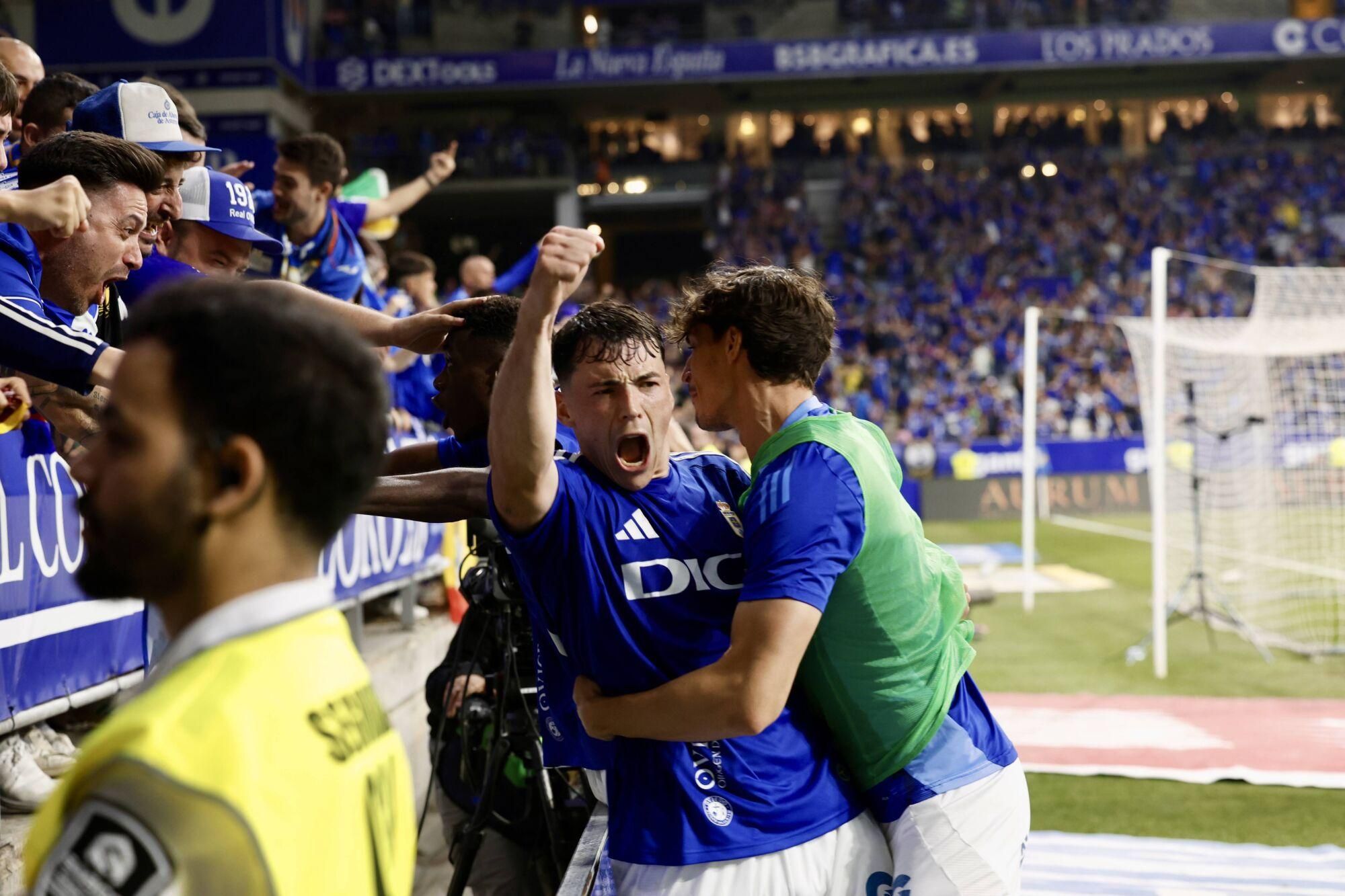 Así se vivió en el Carlos Tartiere la noche del ascenso del Oviedo a Primera División 24 años después