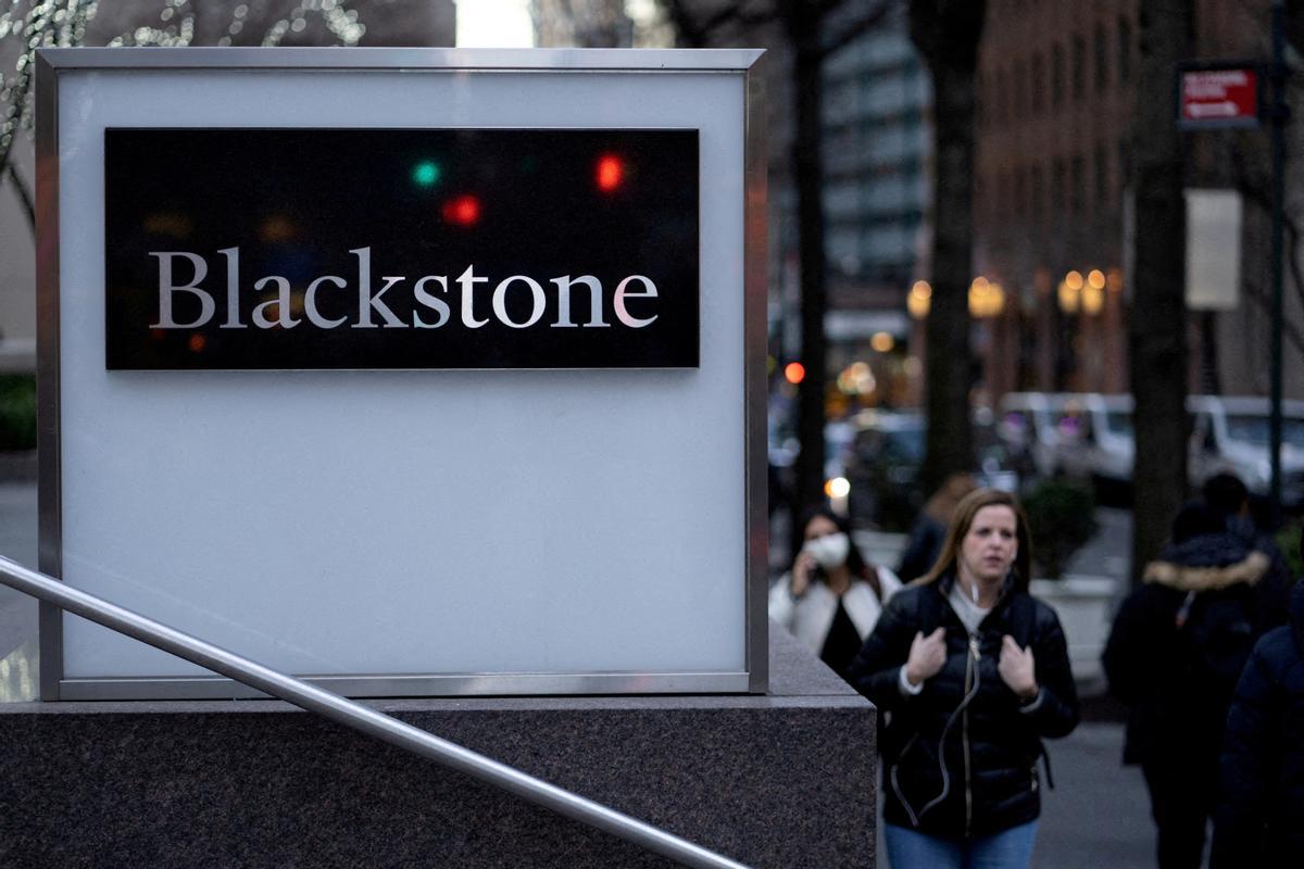 Logo de Blackstone en la puerta de una de sus oficinas en Estados Unidos