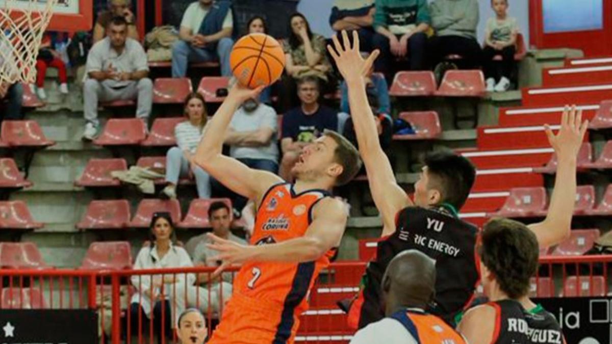 Micovic entra al aro ante la presión de Yu en el Vicente Trueba.