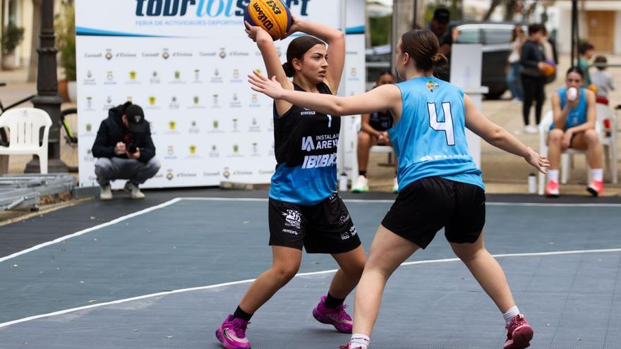 Varios lances del torneo femenino del Ibiball, disputado en el paseo de Vara de Rey de Ibiza. | TONI ESCOBAR