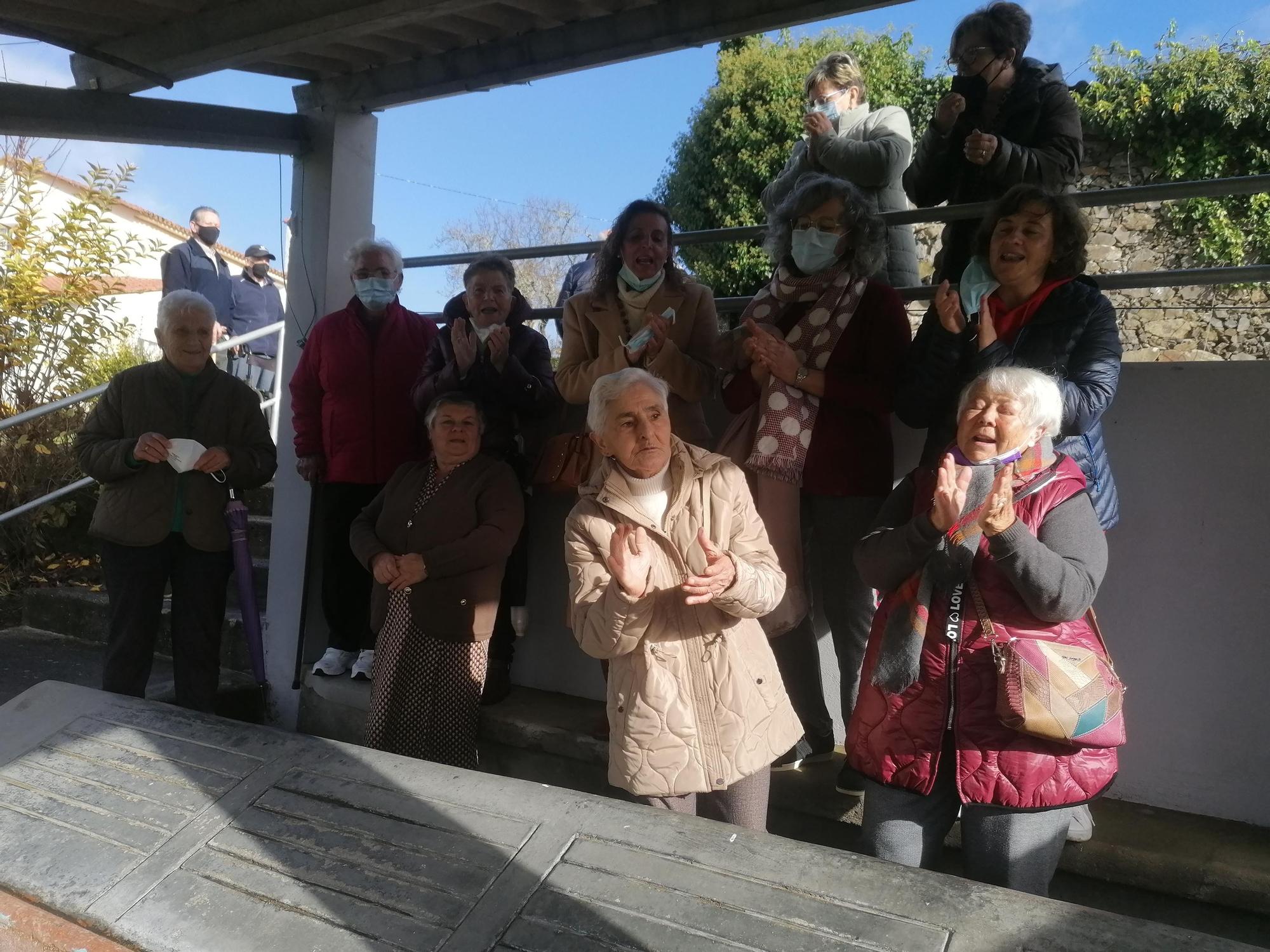 Carmen e veciñas de Cortiñán cantan unha peza tradicional