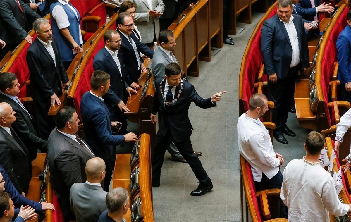 El nuevo presidente de Ucrania, Volodymyr Zelenskiy, hace gestos tras tomar juramento del cargo en el Parlamento en Kiev.