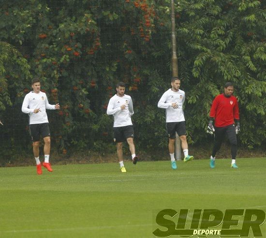 La plantilla entrena bajo la lluvia con el 'shock'