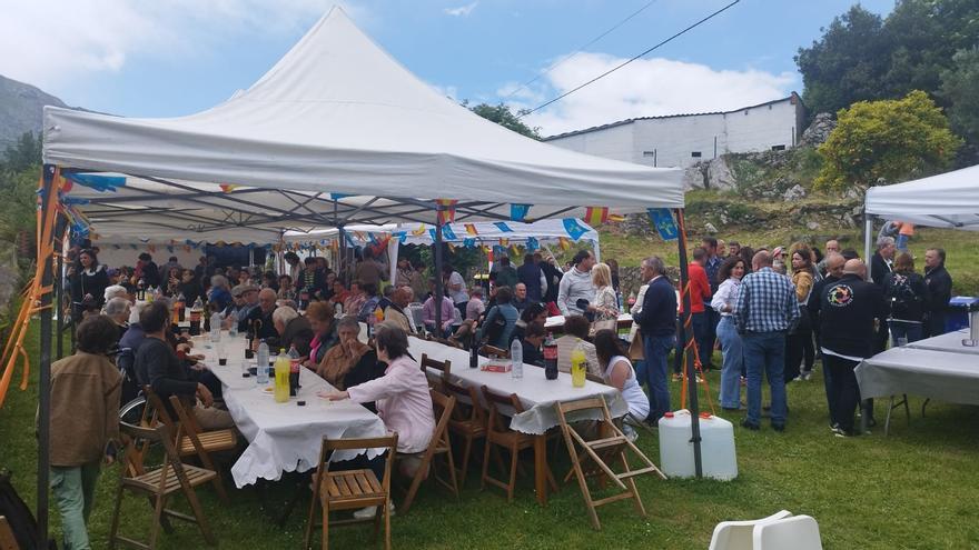 El Patiu celebra en Posada de Llanes su comida solidaria con más de 230 comensales