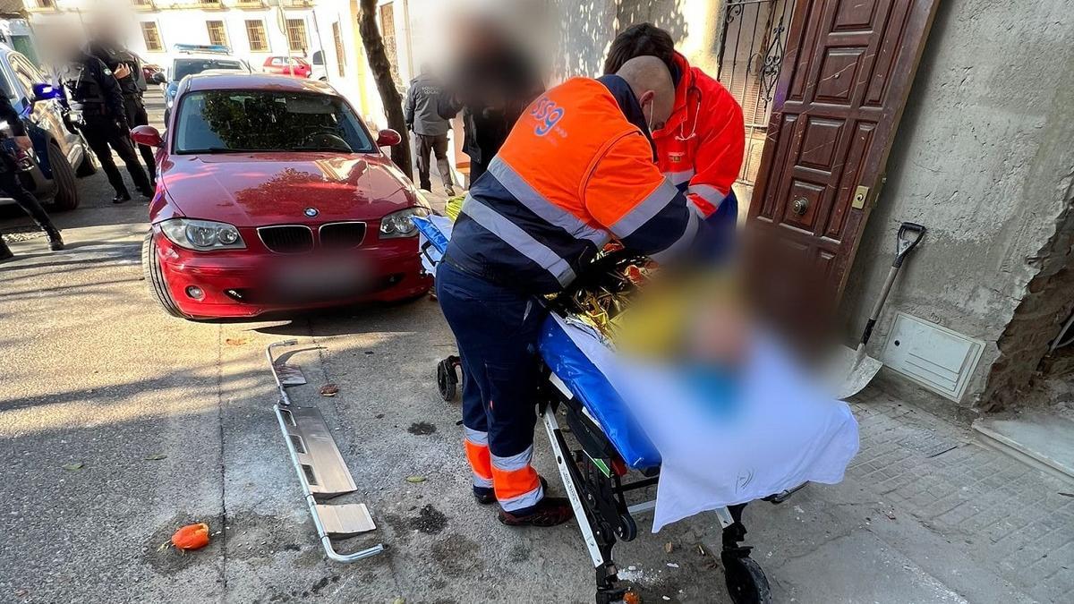 Profesionales sanitarios del servicio de Urgencias de Atención Primaria Córdoba Guadalquivir atienden al trabajador herido.