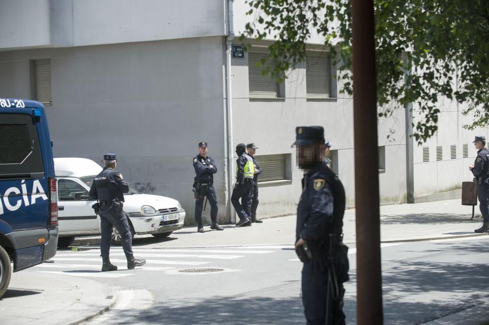 Amplio despliegue policial con varias unidades de la Policía Nacional y rastreo aéreo en helicóptero para registrar una docena de viviendas en el barrio de Monte Alto