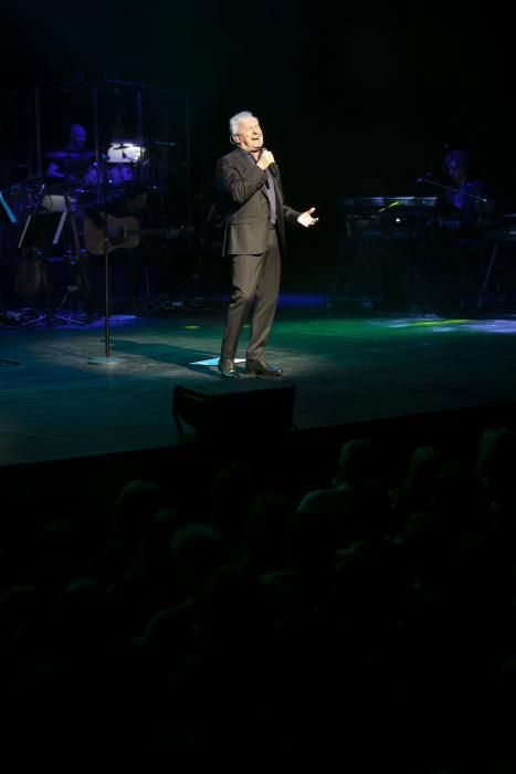 Concierto de Víctor Manuel en el teatro Campoamor.