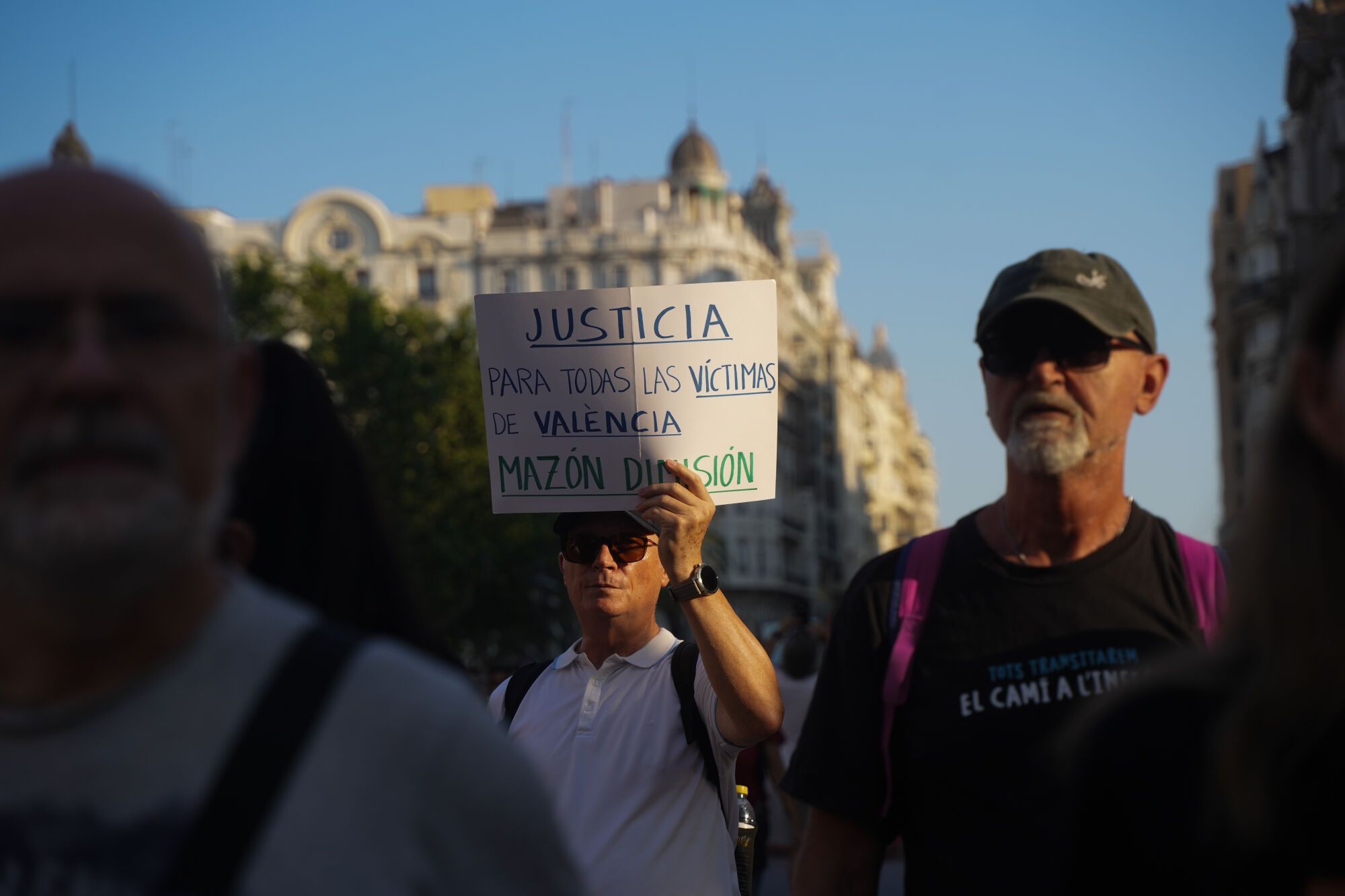 Decenas de personas durante una manifestación para reclamar la dimisión del presidente de la Generalitat, Carlos Mazón, a 29 de junio de 2025, en Valencia, Comunidad Valenciana (España). Esta es la octava manifestación que se realiza para pedir la dimisión del presidente de la Generalitat por su gestión de la dana, que arrasó la provincia de Valencia el pasado 29 de octubre, dejando más de 200 víctimas mortales y miles de afectados. Está convocada por más de 200 entidades cívicas, sociales y sindicales, las asociaciones de víctimas, los Comités Locales de Emergencia y Reconstrucción (CLER) y el Acuerdo Social Valenciano. 29 JUNIO 2025 Jorge Gil / Europa Press 29/06/2025. Jorge Gil;