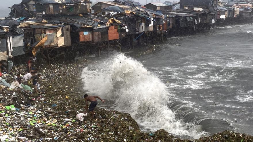 Al menos 26 muertos y 3 desaparecidos tras volcar un barco en un lago en Filipinas