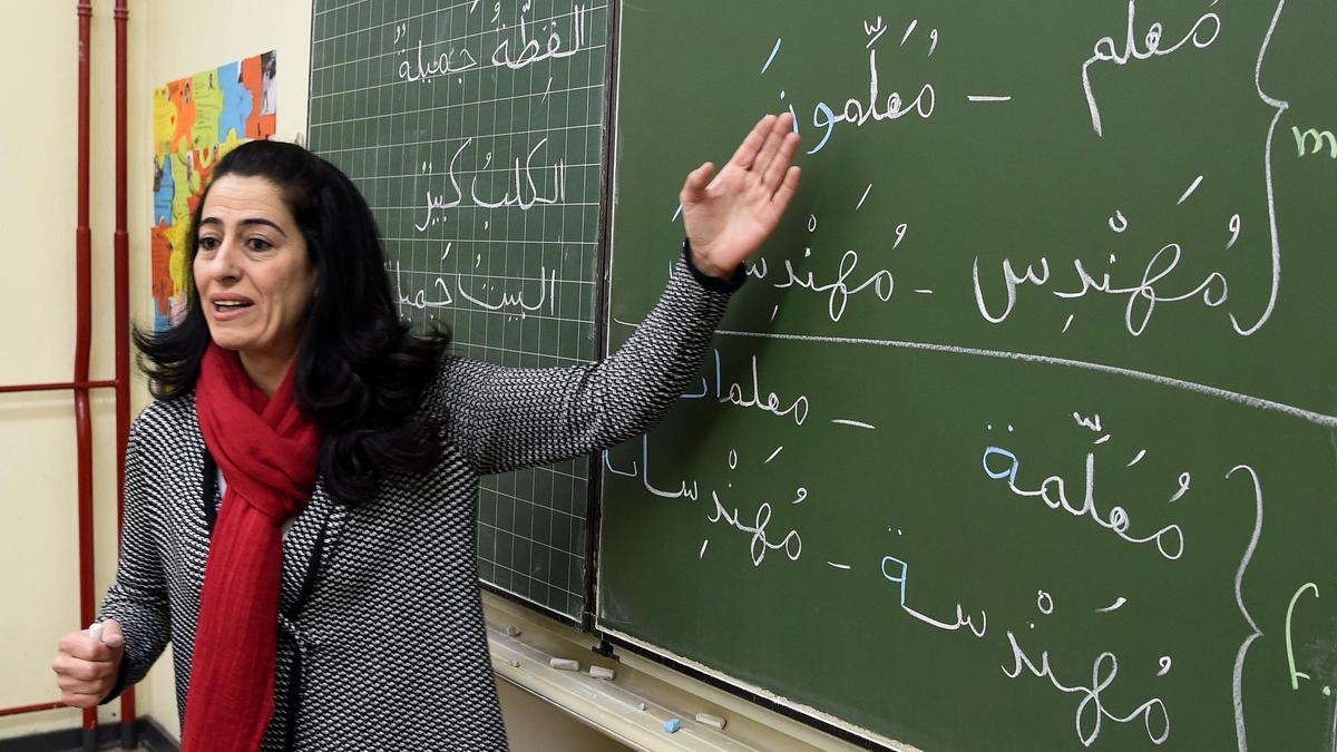 Symbolbild: Eine Lehrerin in Deutschland unterrichtet Arabisch.