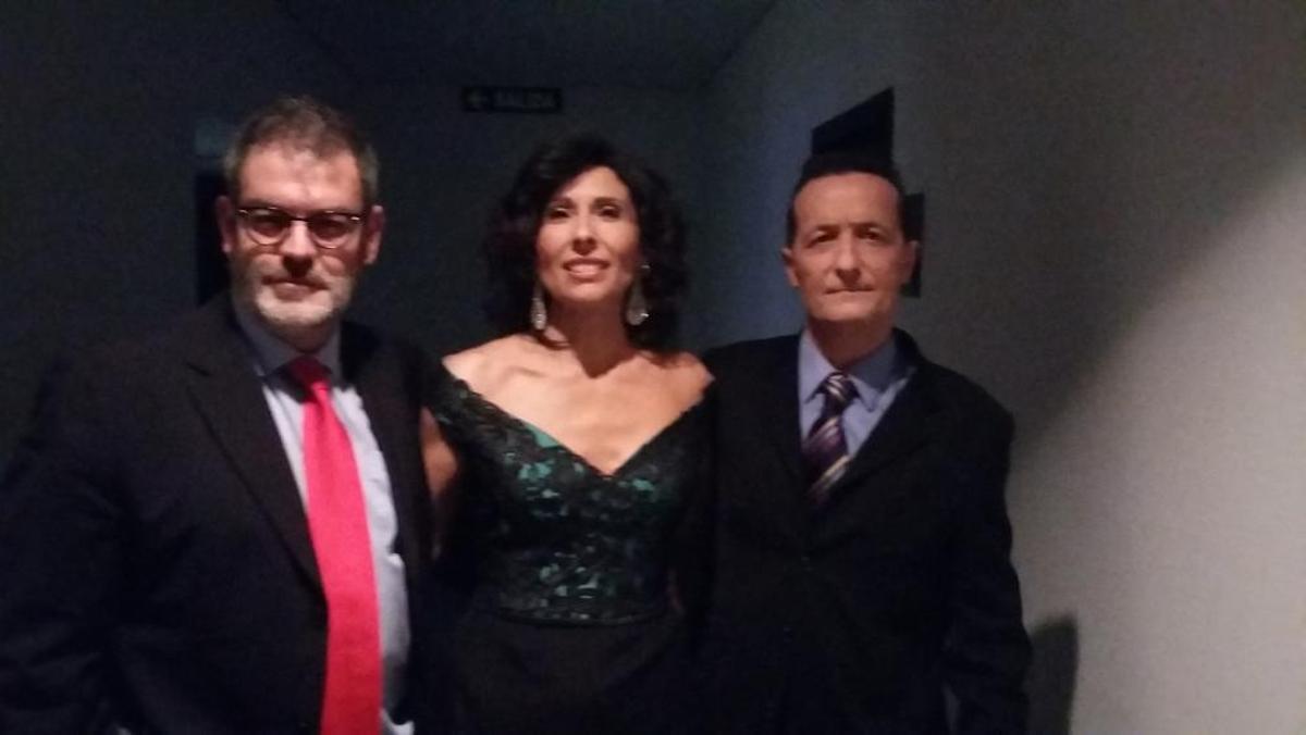Jorge Fauró junto a Cristina Martínez y José Emilio Munera, presentadores de la gala