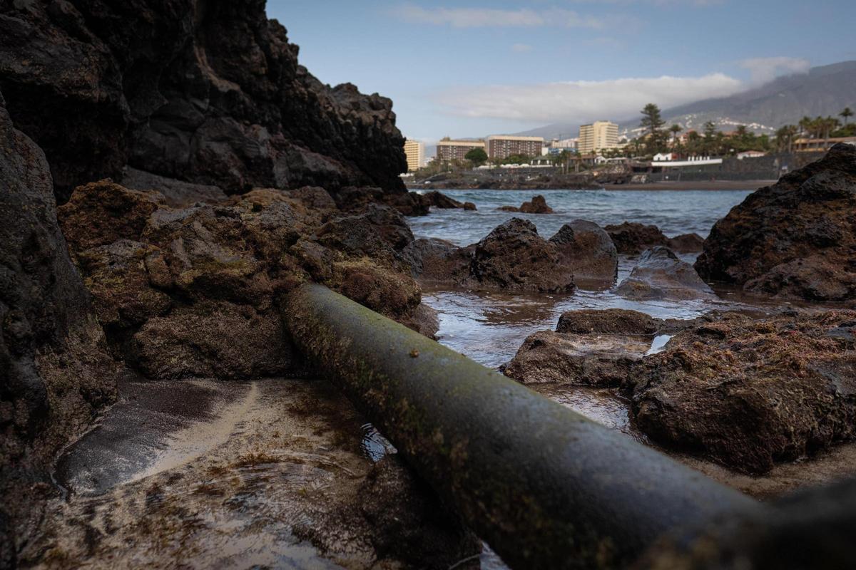 Tuberías que dan al mar en Playa Jardín.