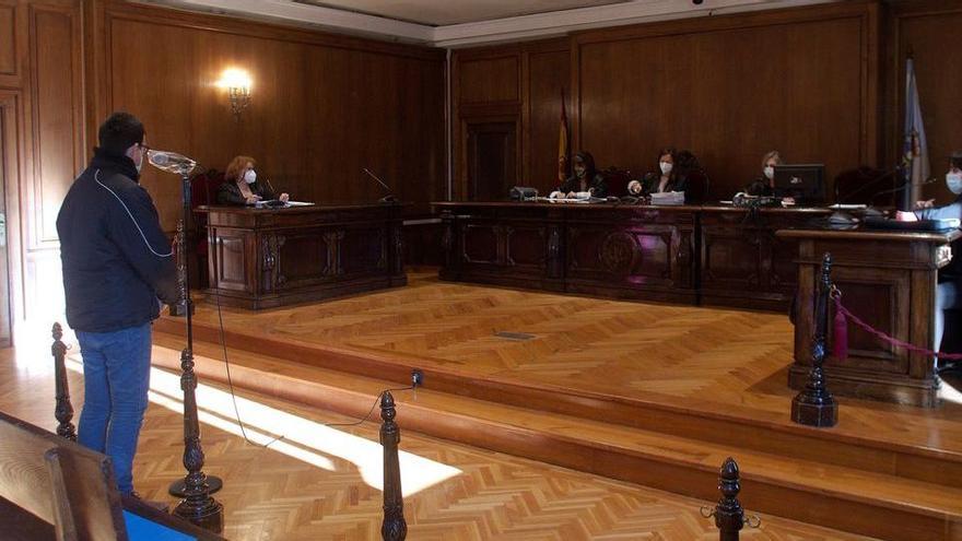 El acusado, ante la sala de la Audiencia de Pontevedra, este lunes en Pontevedra