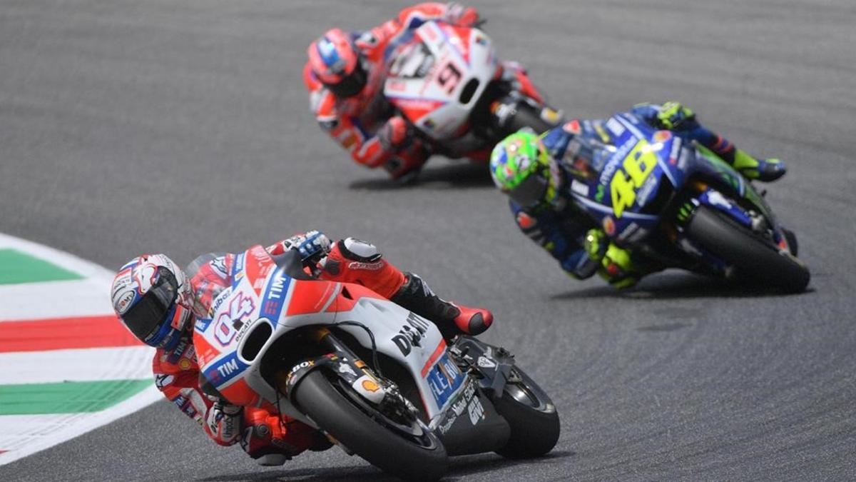 Andrea Dovizioso rueda por delante de Valentino Rossi y de Danillo Petrucci durante el GP de Italia de MotoGP.