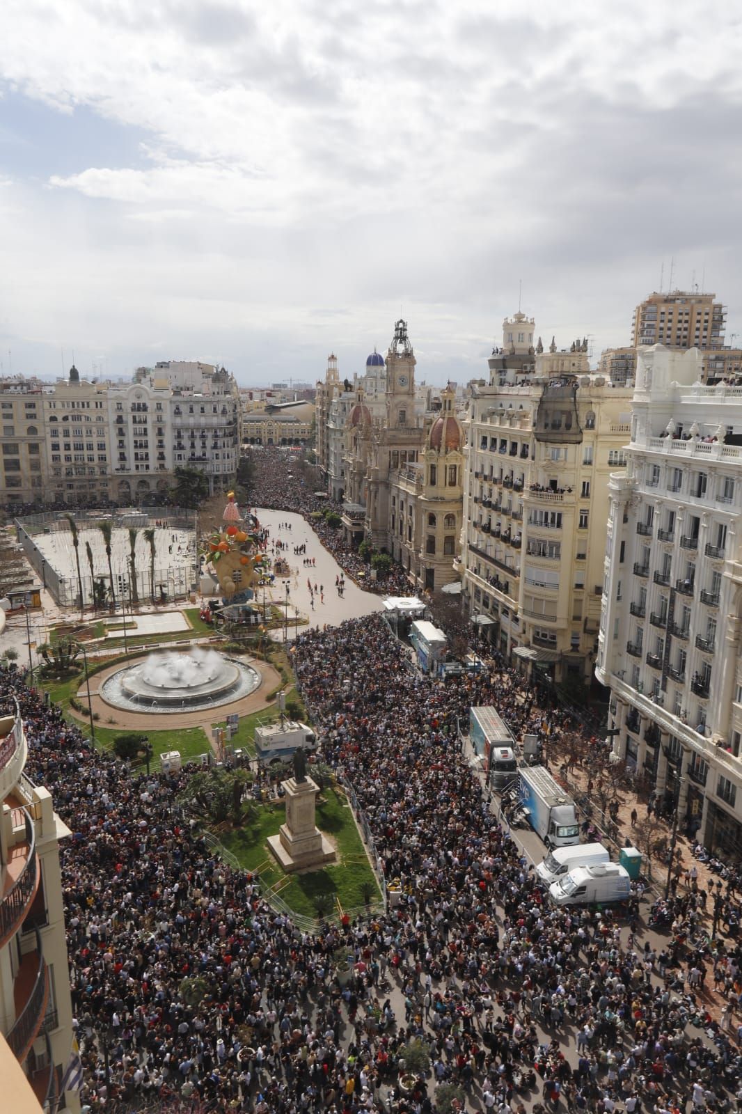 Llenazo en la plaza del Ayuntamiento desde más de una hora antes de la mascletà