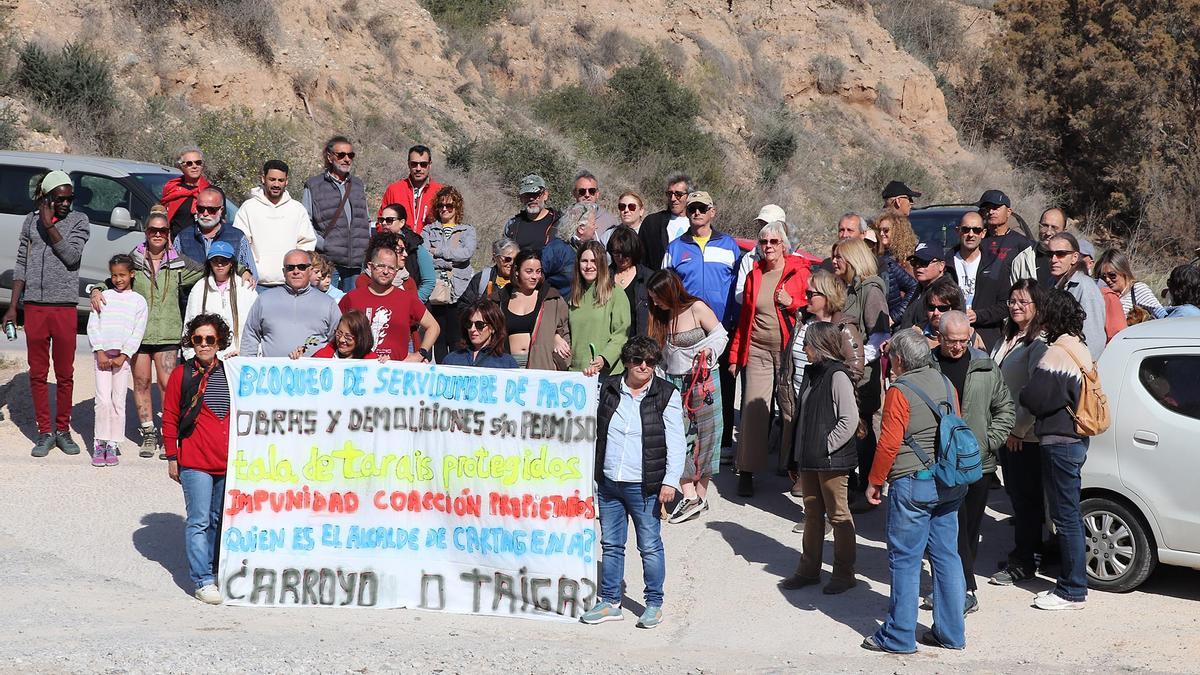 Una de las últimas protestas arganizadas para reclamar un paso de servidumbre a Cala Morena en El Portús