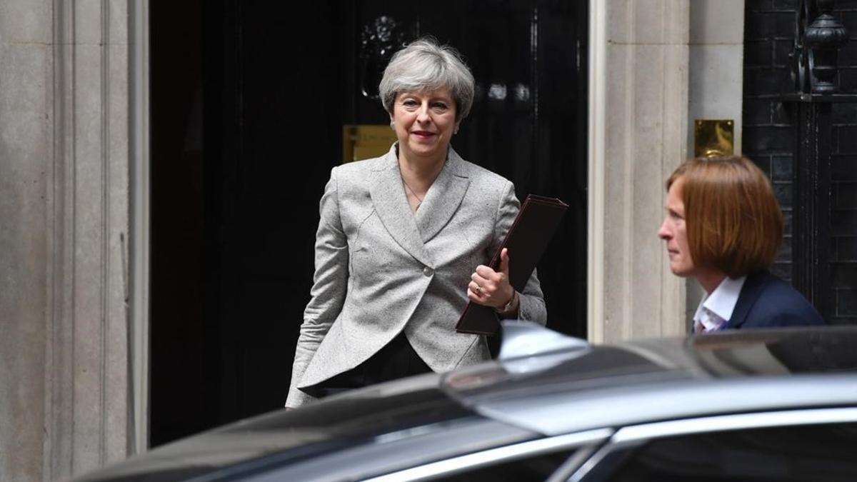 Theresa May sale de Downing Street tras su reunión con Arlene Foster