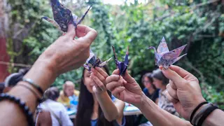 Una librería de Barcelona celebra un taller de papiroflexia por la paz en el 80º aniversario de la bomba de Hiroshima