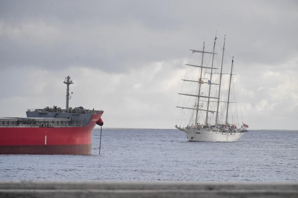 Un velero de cuatro mástiles en la bahía capitalina