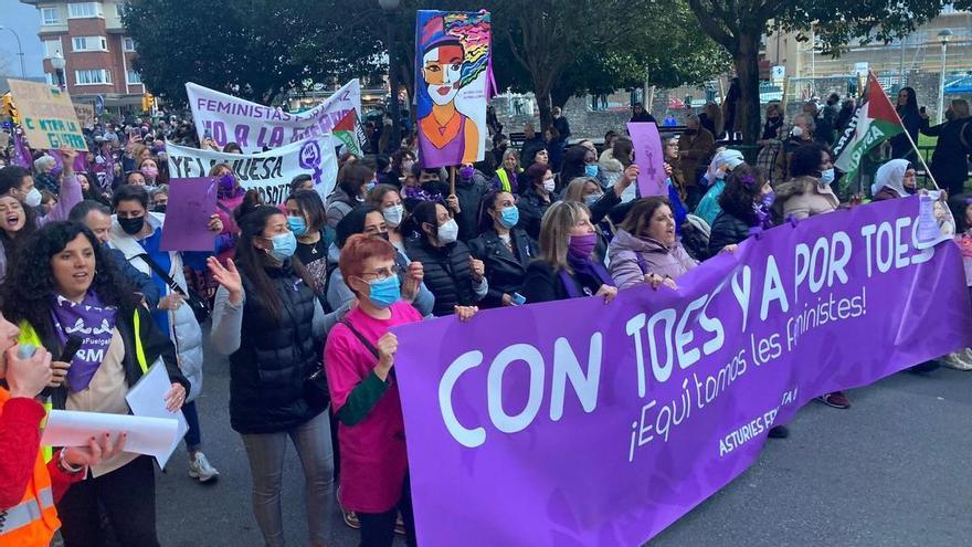 La manifestación del 8M tiñe de morado las calles de Gijón