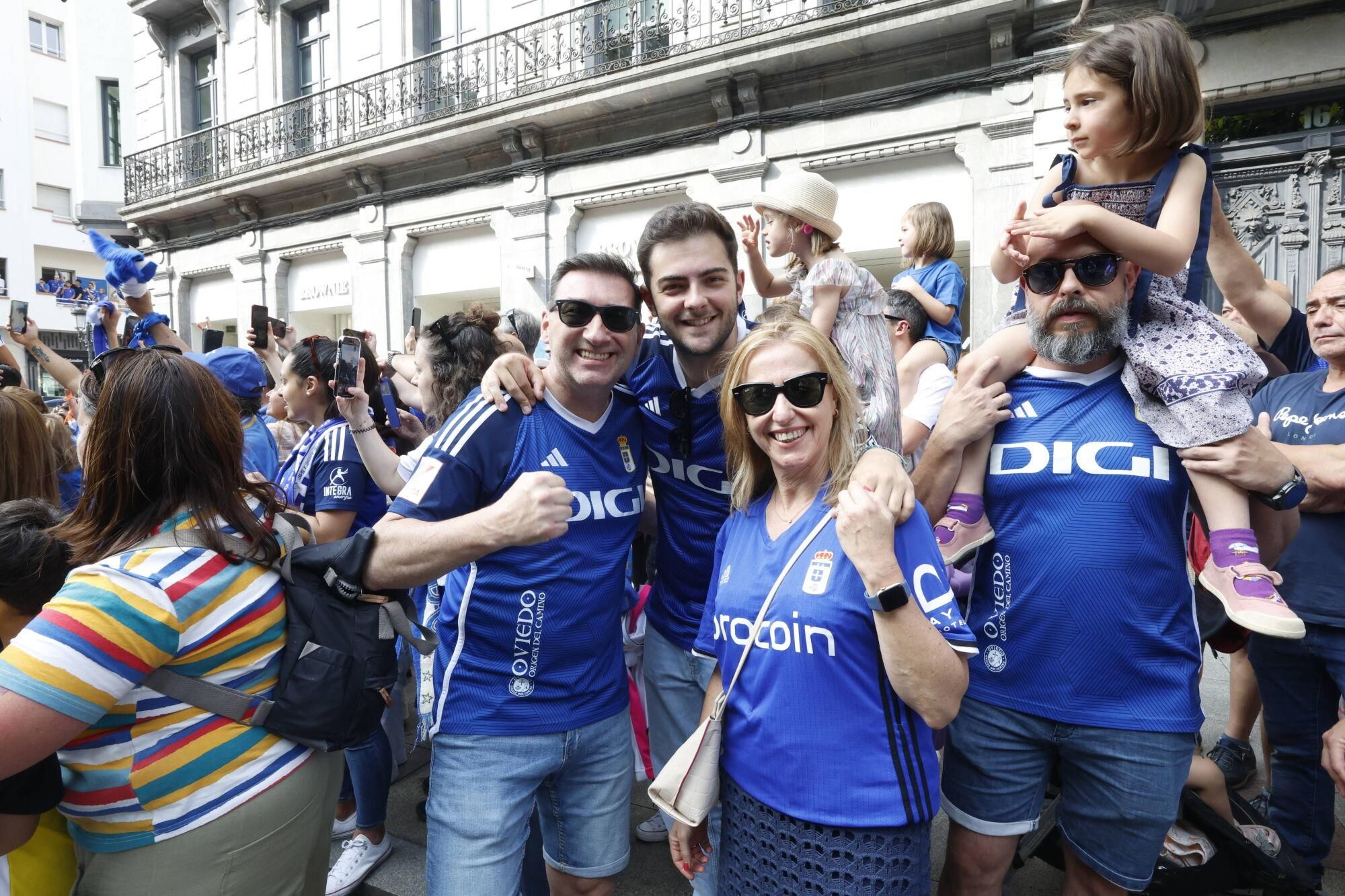 Locura azul en las calles de Oviedo para celebrar el ascenso del equipo a Primera División