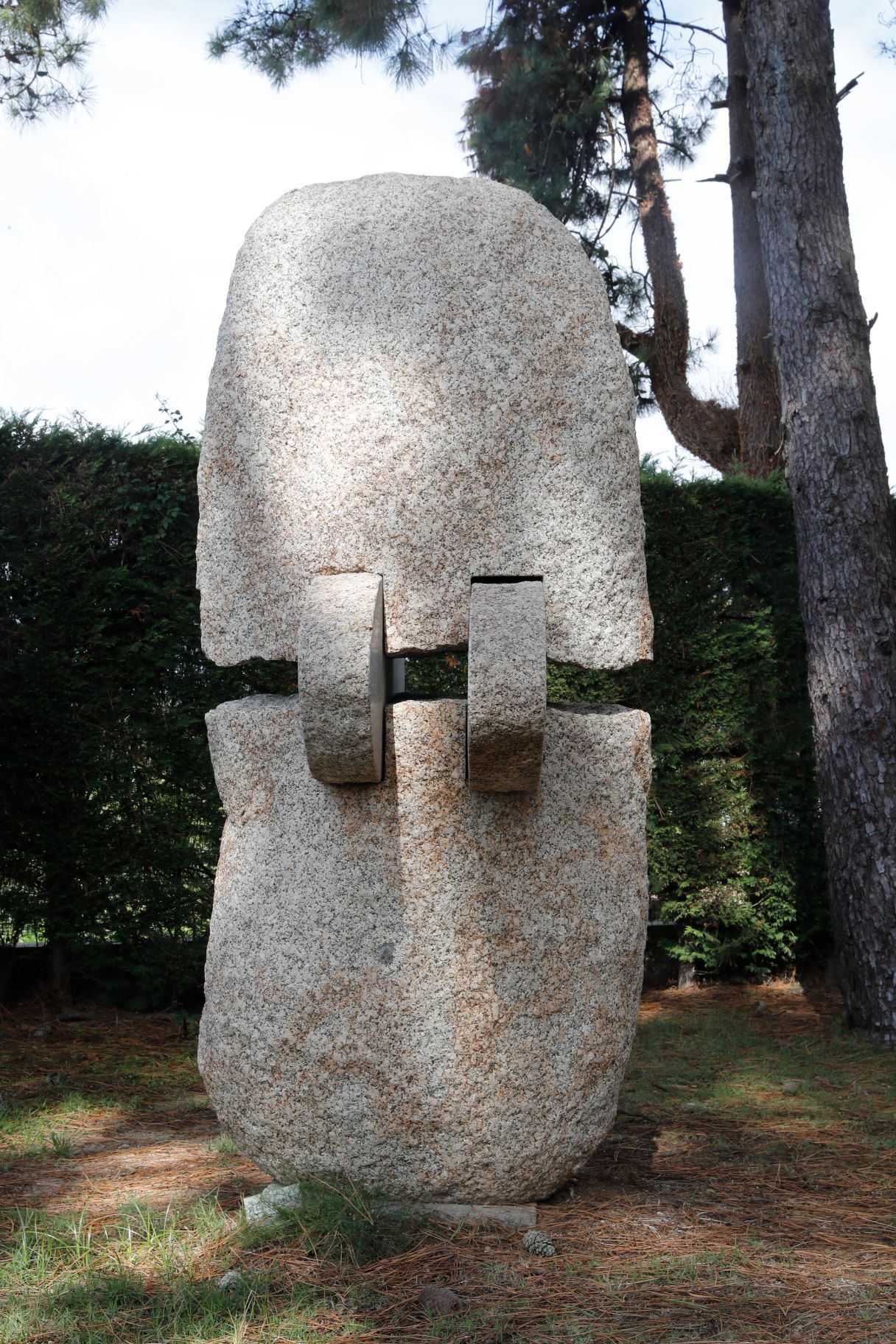 Manolo Paz, el escultor que penetra en la piedra