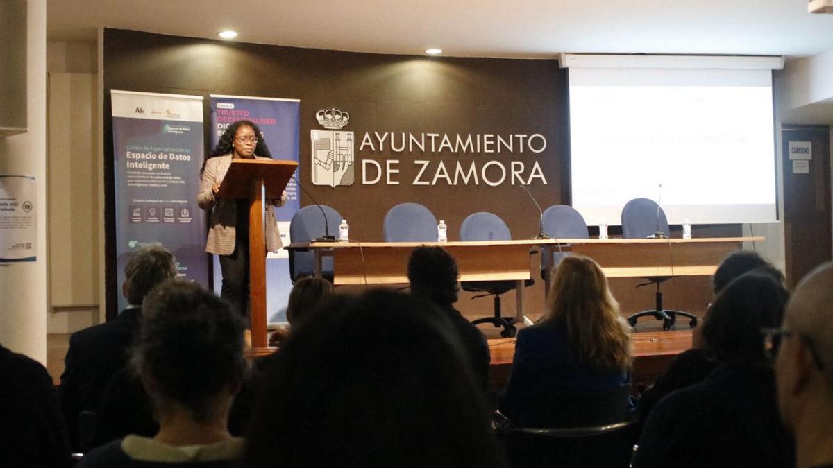 Un momento de la jornada sobre espacios de datos en el salón de actos de La Alhóndiga. | VICTOR GARRIDO