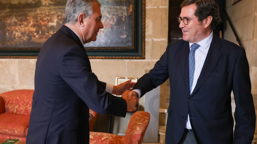 El alcalde de Sevilla, José Luis Sanz, ha recibido este jueves en la Casa Consistorial al presidente de la Confederación Española de Organizaciones Empresariales (CEOE), Antonio Garamendi.