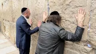 Javier Milei ora en el Muro de las Lamentaciones durante su visita a Jerusalén