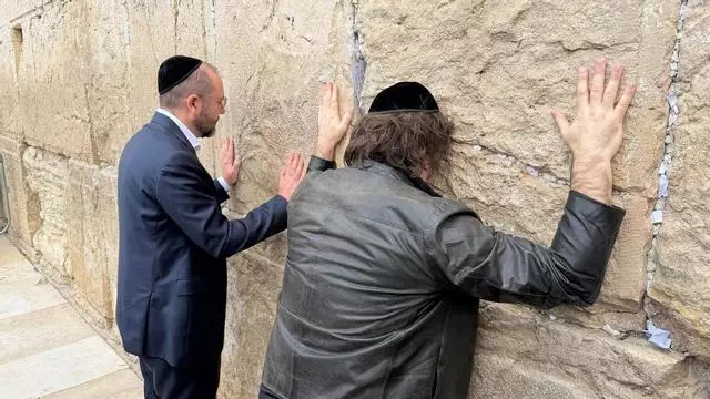 Javier Milei ora en el Muro de las Lamentaciones durante su visita a Jerusalén