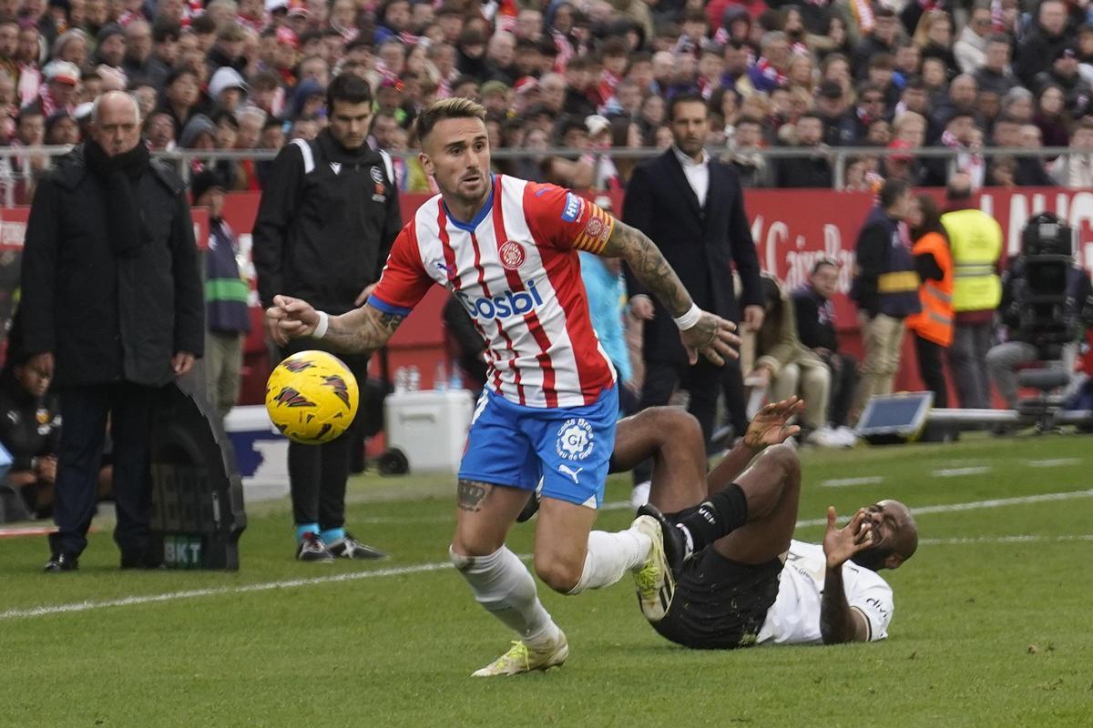 Aleix Garcia, en acció contra el València a Montilivi