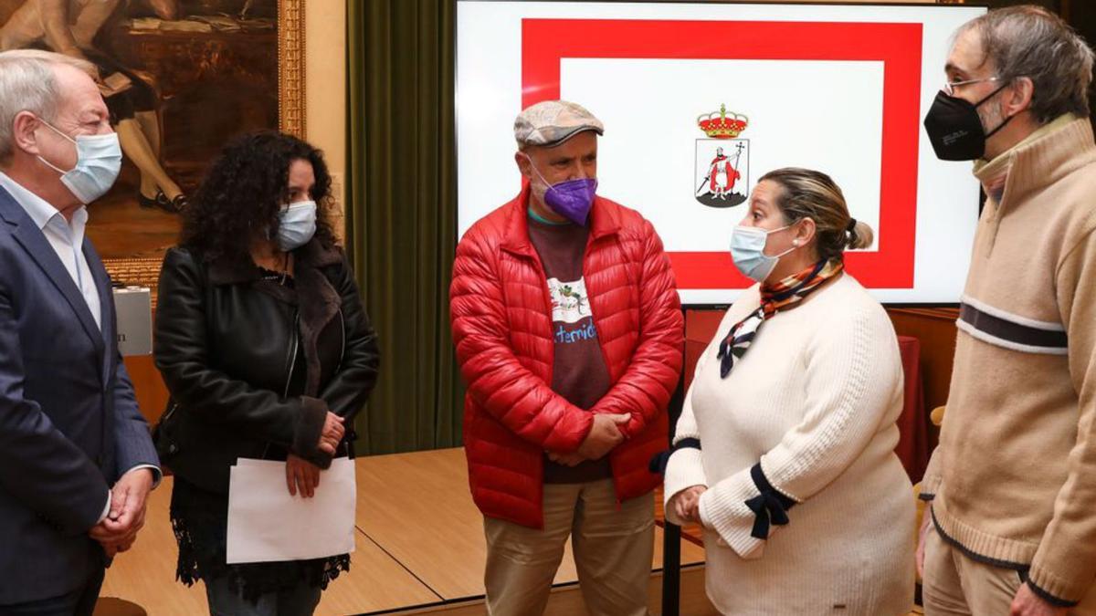 Por la izquierda, Aurelio Martín, Rocío Nosti, Javier Arjona, Carmen Saras y Rufino Fernández, ayer, en el Ayuntamiento. | Juan Plaza