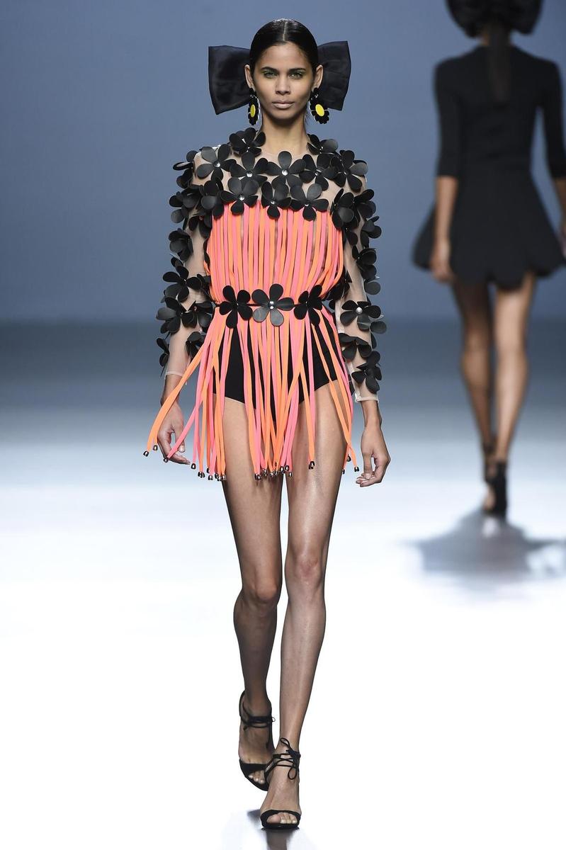MBFWM 2015: María Escoté Primavera/Verano 2016, vestido de flecos y margaritas