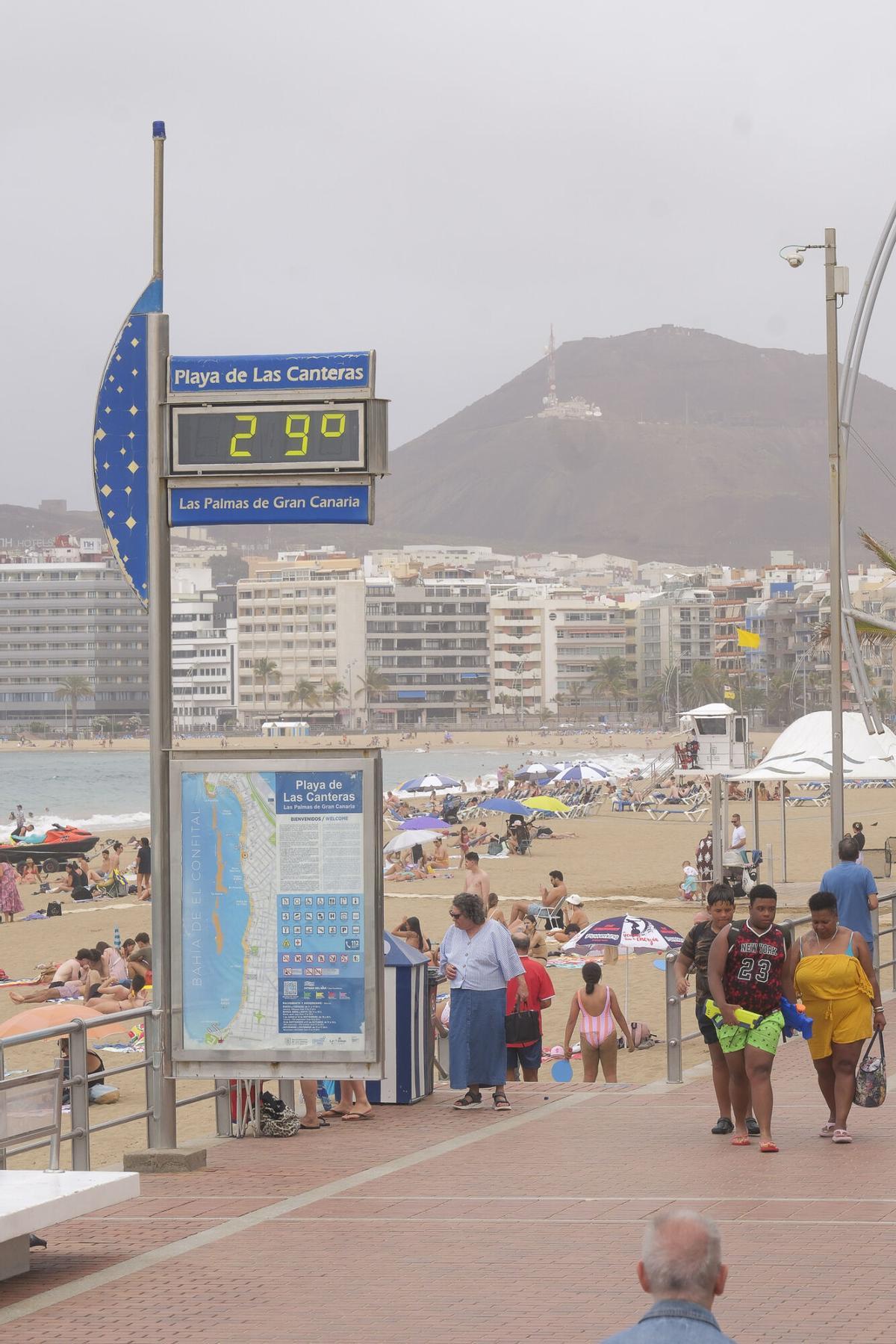 Meteorología. Calor y calima en la playa de Las Canteras Meteorología. Calor y calima en la playa de Las Canteras