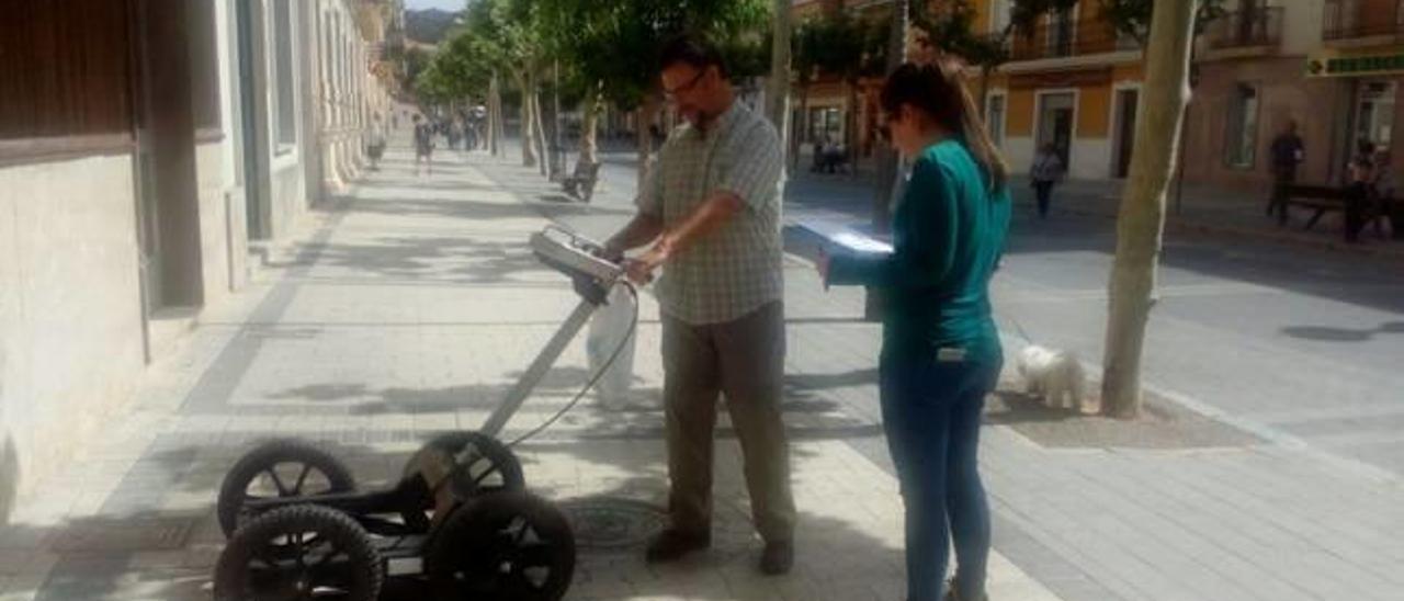 Imagen de los trabajos de búsqueda del refugio en La Plaça.