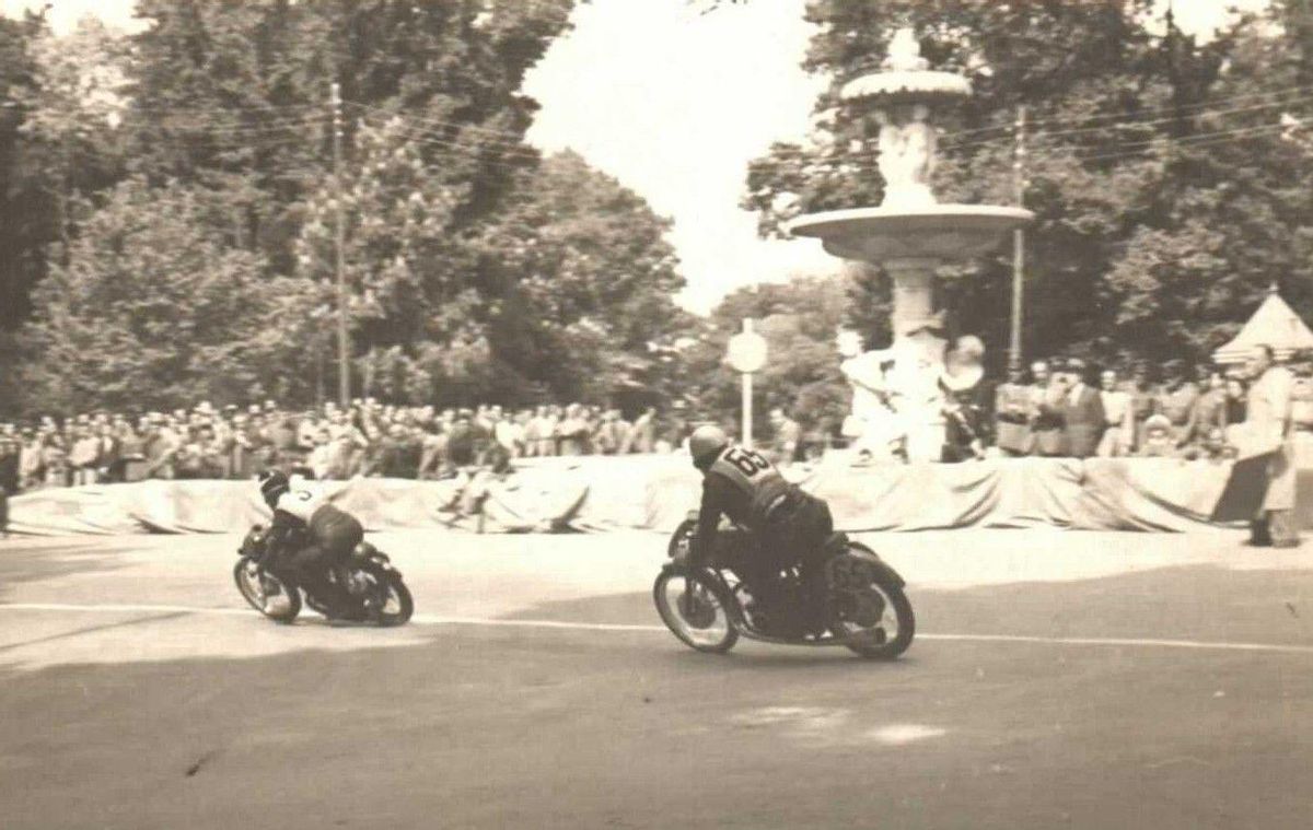 Dos pilotos rodando en el circuito del Retiro.